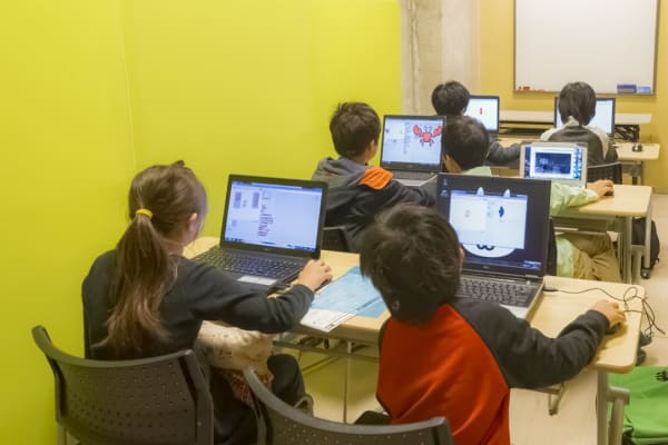 各教室はどこも駅チカ。送迎にも便利です