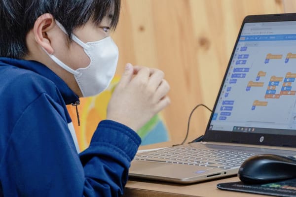 オリジナルの動画教材＆テキストで、手と頭を動かしながら楽しくプログラミング！