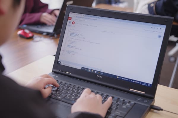 プログラマーコースでコーディングする姿
