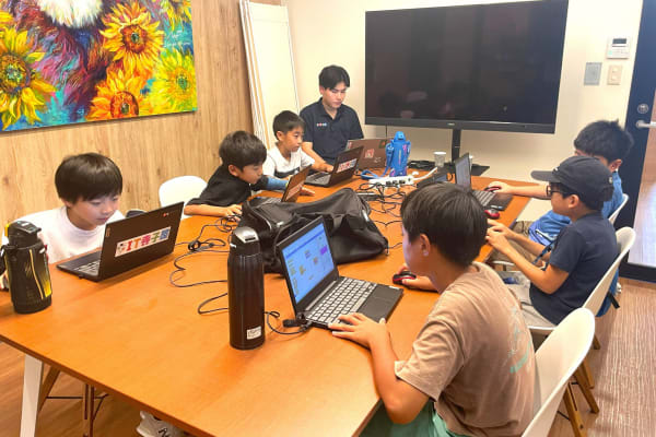 みんなで和気あいあいと授業を受ける様子