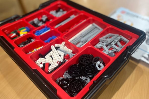 細かなパーツからなるロボットを形成します。大人からも好評の教材です！