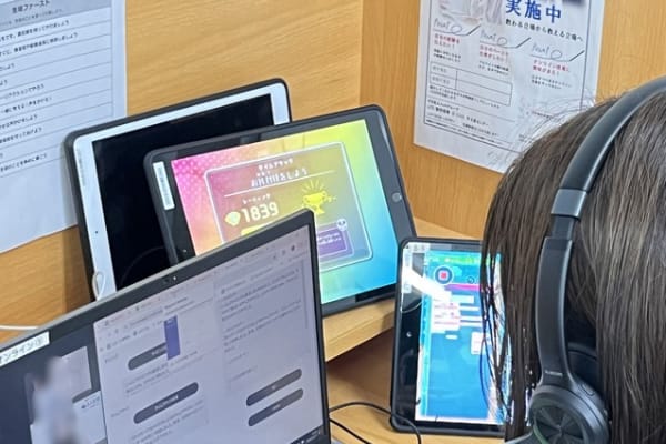 Zoomの画面共有でそれぞれの端末での学習状況を確認。オンラインでも近い距離感でレッスンを受けることができます。