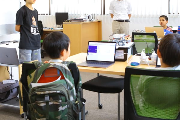 コミュニケーションの練習として、話をしている様子