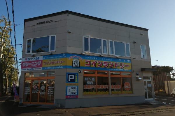 １階がコインランドリーさん、当カレッジは２階です！入り口は写真右側になります。