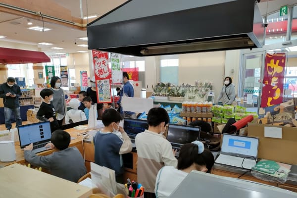 地域のスーパーマーケットで学習の成果を披露