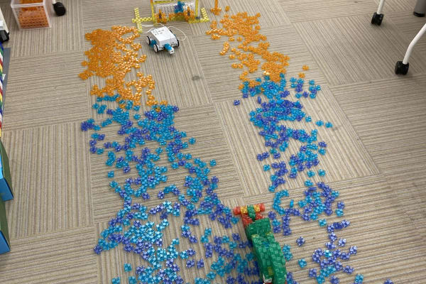 開発拠点でもある当教室では、KOOVブロックの数も豊富。自由な発想で、大規模な作品づくりにも挑戦できます。こちらの作品では、海と陸(魚市場)の世界をブロックで表現しました。【2023年10月撮影】