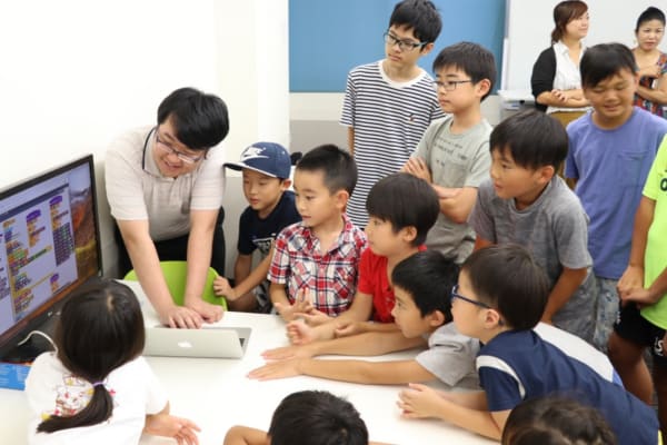 作品を発表したり、オンラインコミュニティでシェアします