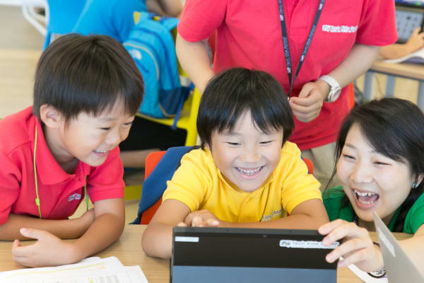 スクールは明るく楽しい雰囲気