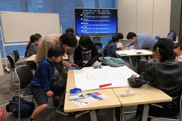 ワークショップでのプログラミング体験風景
