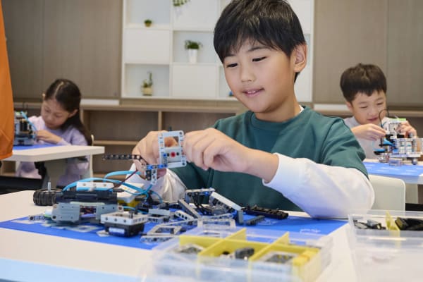 自分で組み立てて、自分で動かす。少人数制だからできる丁寧なサポートでしっかりチカラを身につけよう！