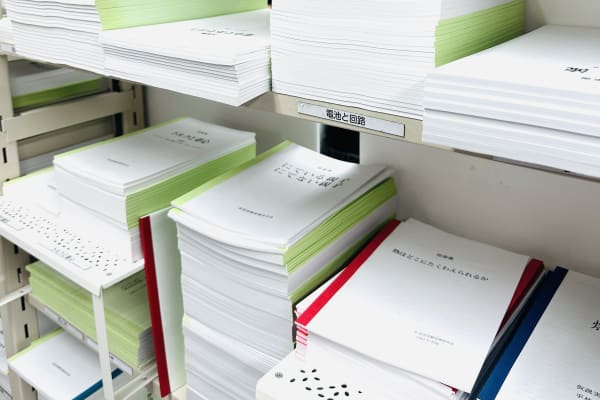 こちらが「仮説実験授業」で使う授業書。テーマは40種類以上も！