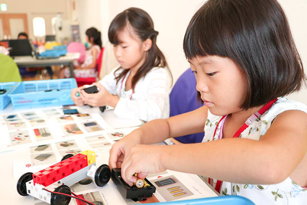 ロボットの回は動力付きの作例の組立とデザインアレンジ。