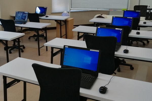 研修室Ｂ：スクール形式で１５名収容