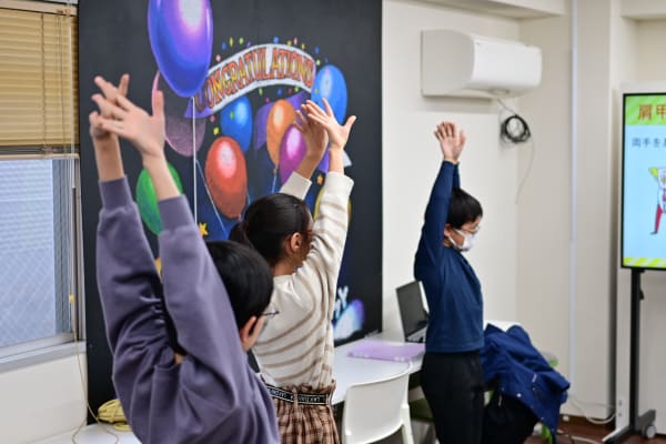 授業の最初には体を動かす時間も！