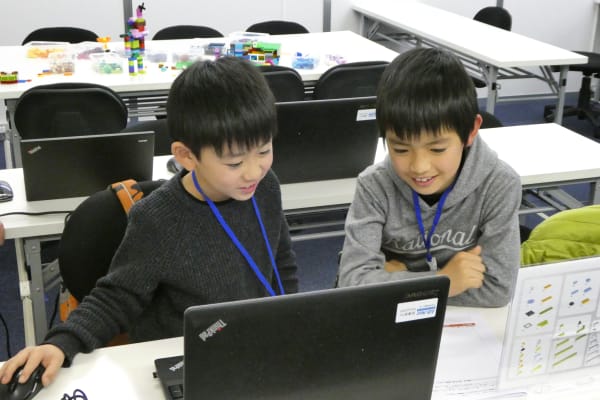 今日作ったゲームを自慢し合い