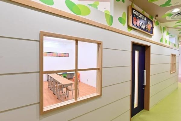 大手ショッピングセンター内の教室外観