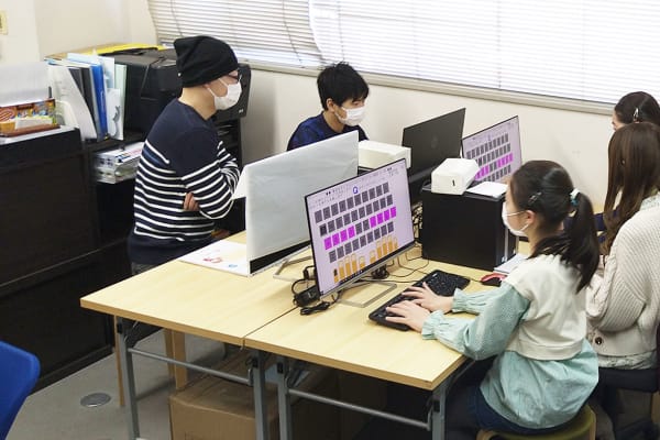 お子様1～2名に対して先生1名の超少人数制。