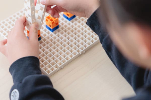 STEAM教育コースではブロックを使いものの仕組みを学びます