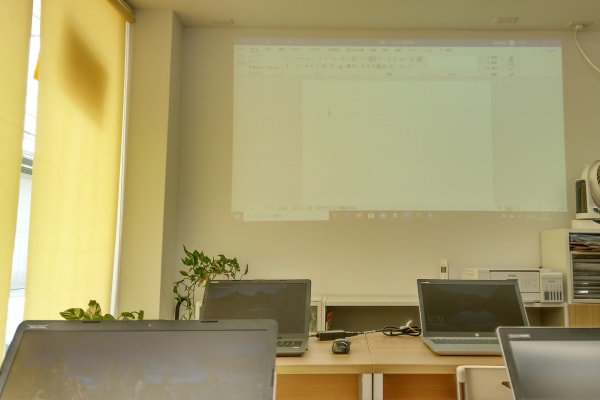 パソコン授業時のスクール内の様子です