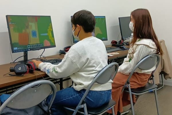 パソコンをさわるのがはじめてでも大丈夫。頼れる先生が、一人ひとりの”できた！”を応援します。