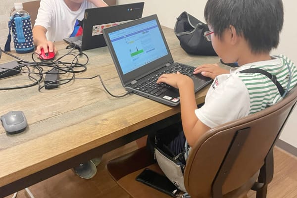 学校以外の友達もでき、お互いのプログラムを見せ合ったり、教えあったりすることもできます。