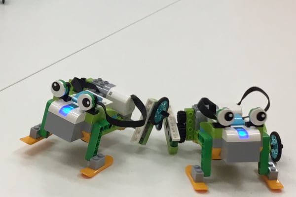 作ったロボットでお友達と競争だ！