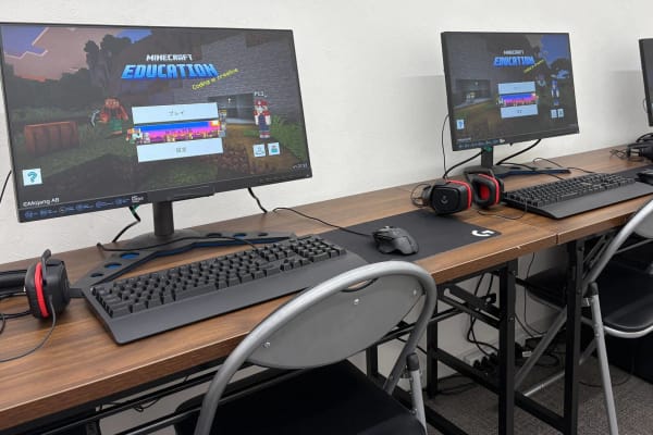 1クラス定員6名の少人数制授業です！ゲーミングヘッドホン・マウス・キーボード完備