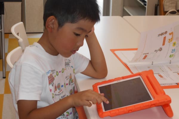 小さなお子様もタブレットに向き合って真剣そのもの。