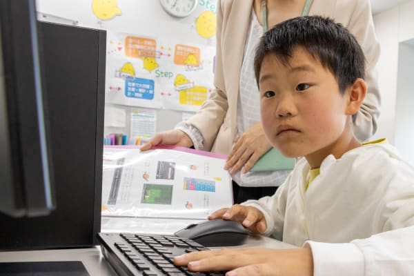 お子さま集中力があがったという声も多数頂いています。集中できる環境とテキスト内容とご用意しています。