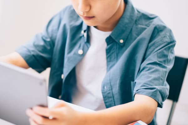 プログラミングコースでは、ビジュアルプログラミング、ブロックプログラミング、コードプログラミングの各クラスをご用意しています。