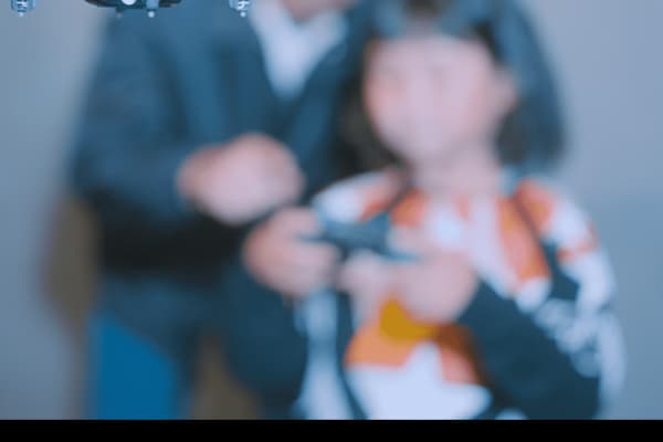 授業初め５分間はドローン操縦をしてクラスメイトとの親交を深めます♪