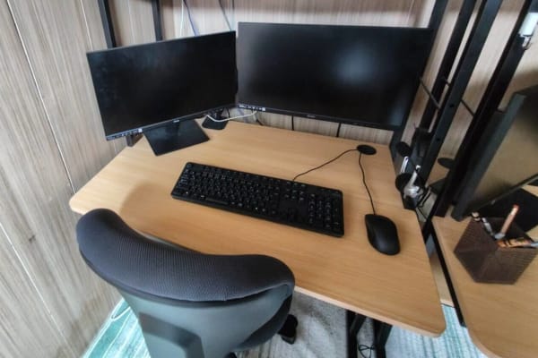 デスクトップパソコンで2画面モニターを各座席に設置しています