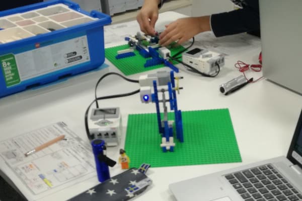 ものづくりを通じて理数系の基礎知識からプログラミングまでじっくり学びます