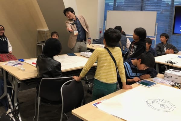 ドローンをTAKEOFFしている風景