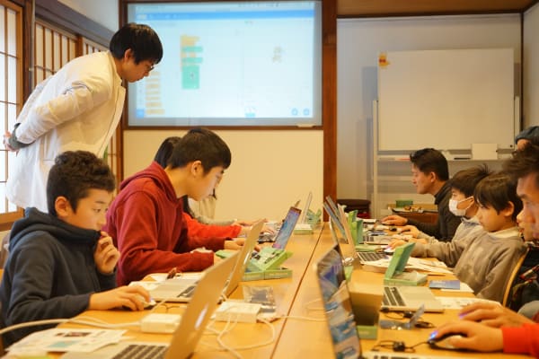 旅館だった建物をリノベーションした落ち着いた教室