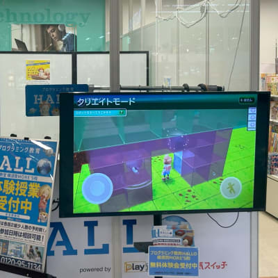 エスカレーター、又はエレベータで7階まで上がって頂いて直ぐ、書店の中に教室が御座います。