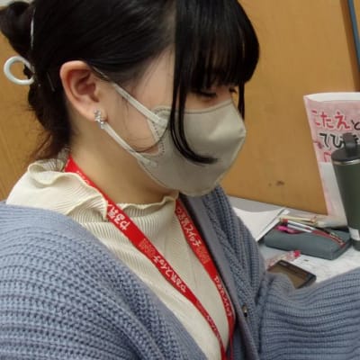 女性講師です！女の子にも人気の講師で生徒といつも話をしています！