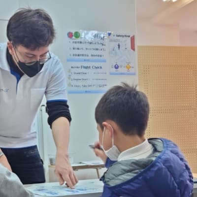 担当はアメリカと日本のハーフ。英語のフレーズも学ぼう！