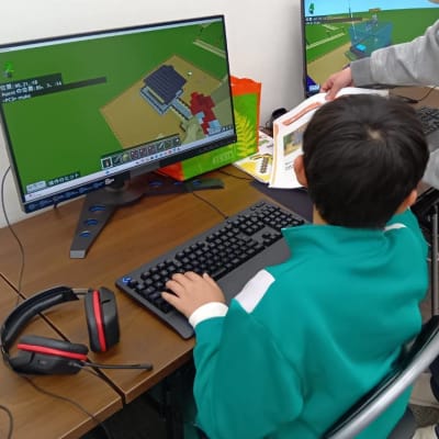 パソコンをさわるのがはじめてでも大丈夫。頼れる先生が、一人ひとりの”できた！”を応援します。