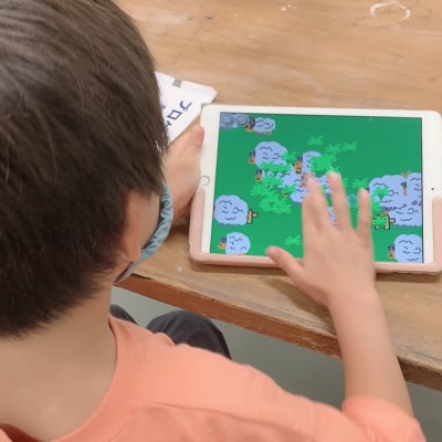 レベルごとの自由制作では好きな作品を自由につくれるので、楽しんでつくってくれています！