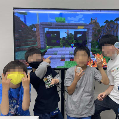 西宮北口校限定マイクライベントで賞品の缶バッジを持って記念写真！モザイク入ってますがみんな笑顔です！