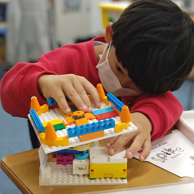 Kicksコースの授業の様子。平面の組立書を見ながら立体物を作ることで、空間認識能力を養います。