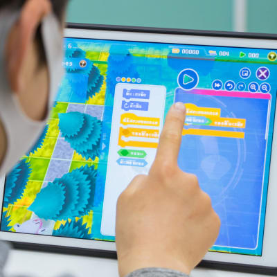 教材はタブレットを使用します。ゲーム感覚で本格的なプログラミングの基礎知識を学べるので、初心者でもタッチパネルで簡単に学ぶことができます！