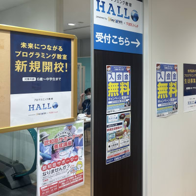 4階でエスカレーターを降りていただき、右手に教室がございます。