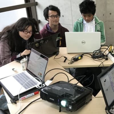 過去に実施したプログラミング体験会の様子です。