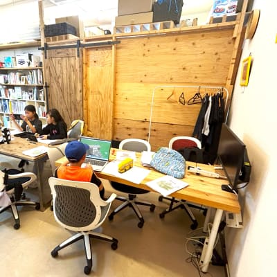 鷺沼校レッスン風景。みんな集中してマイクラでプログラミングに取り組んでいますね！