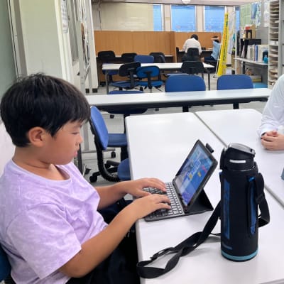 自主的に課題に取り組んでいます。