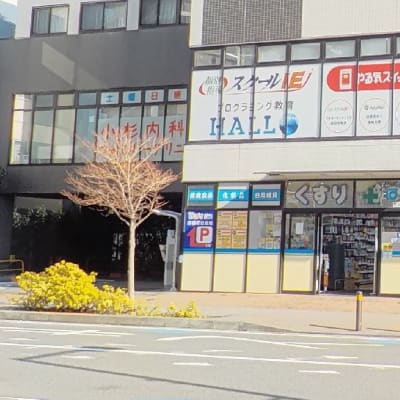 正面から見た写真です！階段をあがり２階が教室となります！