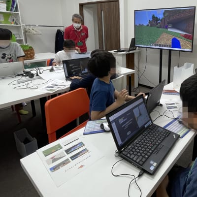 【初級１コース】チーム制作カリキュラムでは、机のレイアウトを変えて相談しやすく！気分も変わって楽しんで取り組めます！