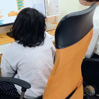 ただ教えるだけでなく、生徒によるトライ＆エラーを重視しています。